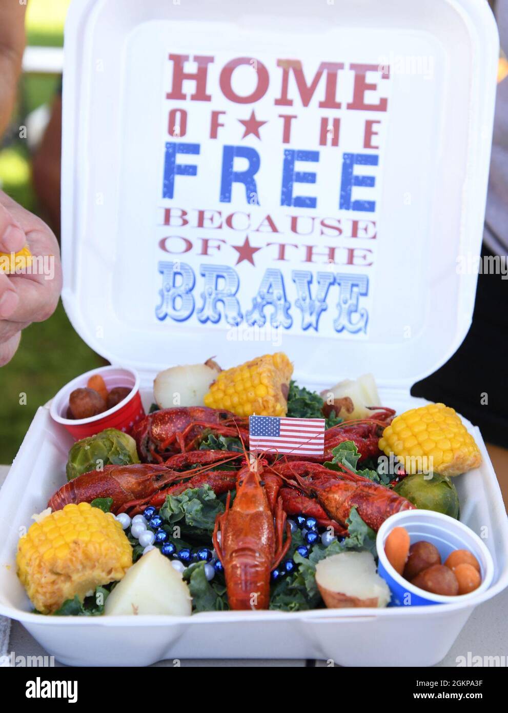 Eine Präsentationsplatte, die vom zweiten Team der Luftwaffe, „Krewe of KRAW“, für die Richter erstellt wurde, ist während des 9. Jährlichen Crawfish Cook-Off im Bay Breeze Event Center auf der Keesler Air Force Base, Mississippi, am 11. Juni 2021 zu sehen. Zwölf Teams nahmen an der Veranstaltung Teil und mehr als 800 Pfund Langusten wurden verteilt. Stockfoto