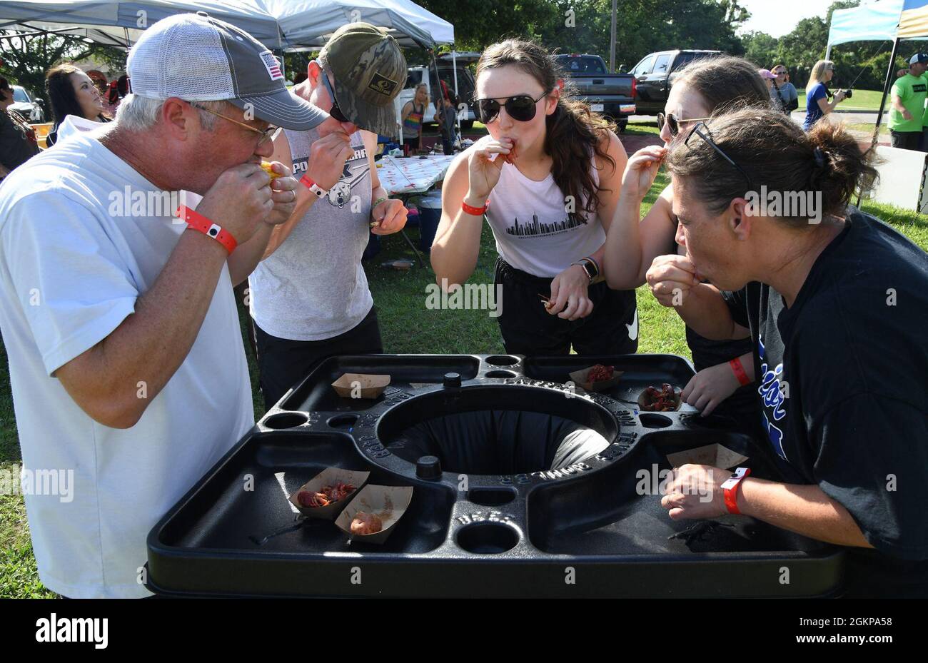 Keesler-Mitarbeiter probieren gekochte Langusten und die „Fixins“ während des 9. Jährlichen Crawfish Cook-Off im Bay Breeze Event Center auf dem Keesler Air Force Base, Mississippi, 11. Juni 2021. Zwölf Teams nahmen an der Veranstaltung Teil und mehr als 800 Pfund Langusten wurden verteilt. Stockfoto