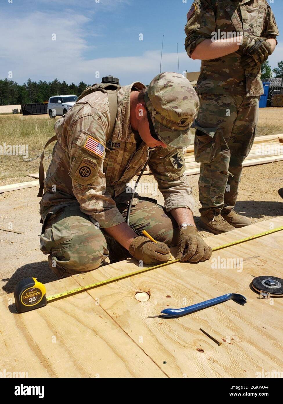 Während der WAREX 86-21-02, veranstaltet von der 86. Ausbildungsabteilung, Juni 5-19 in Fort McCoy, bauen Ingenieure mit der 702. Ingenieurgesellschaft eine SWA-Hütte für einen derzeit ungenutzten taktischen Montagebereich. Wis. Ingenieure arbeiteten in ganz Fort McCoy an Verbesserungen für die Übung sowie für die Bewohner von Fort McCoy und die umliegende Gemeinde. Stockfoto