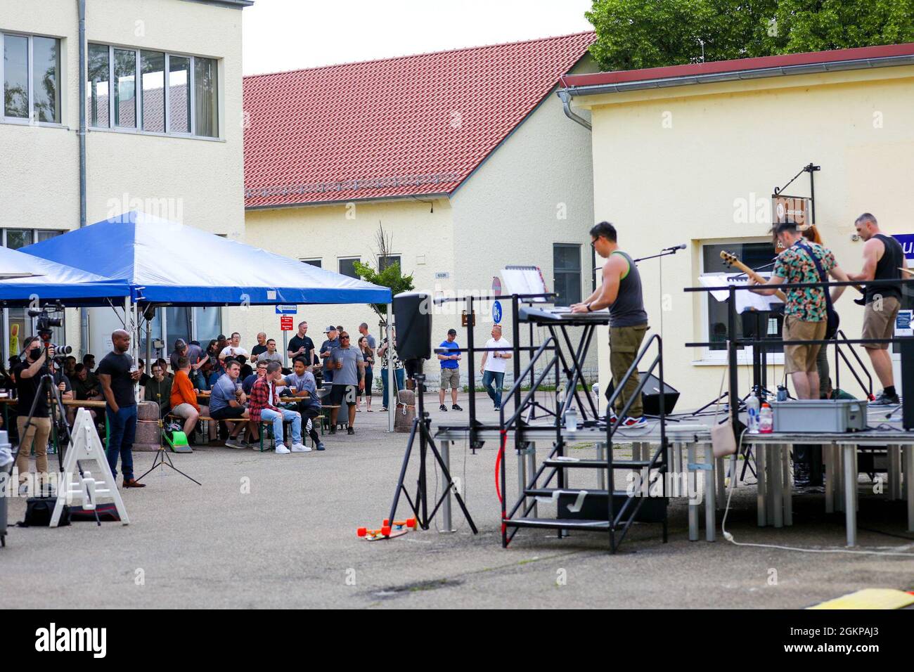 Soldaten der 1. Combat Aviation Brigade genießen ein Musikfestival in der Storck Barracks, Deutschland 12. Juni 2021. Auf dem Festival waren Musikgruppen aus den Reihen der Brigade vertreten. Stockfoto