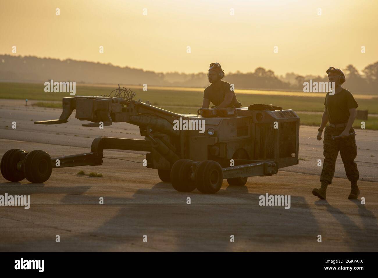 US-Marineinfanteristen, die an die Marine All-Weather Fighter Attack Squadron 533, Marine Aircraft Group 31, 2nd Marine Aircraft Wing, angeschlossen sind, führen eine Kampfausbildung auf der Marine Corps Air Station Beaufort, SC, 11. Juni 2021 durch. Marineinfanteristen trainieren, um die Fähigkeit der Geschwader, als zusammenhängende Einheit zur Unterstützung der Ziele unserer Nation zu agieren, weiter zu verbessern. Stockfoto