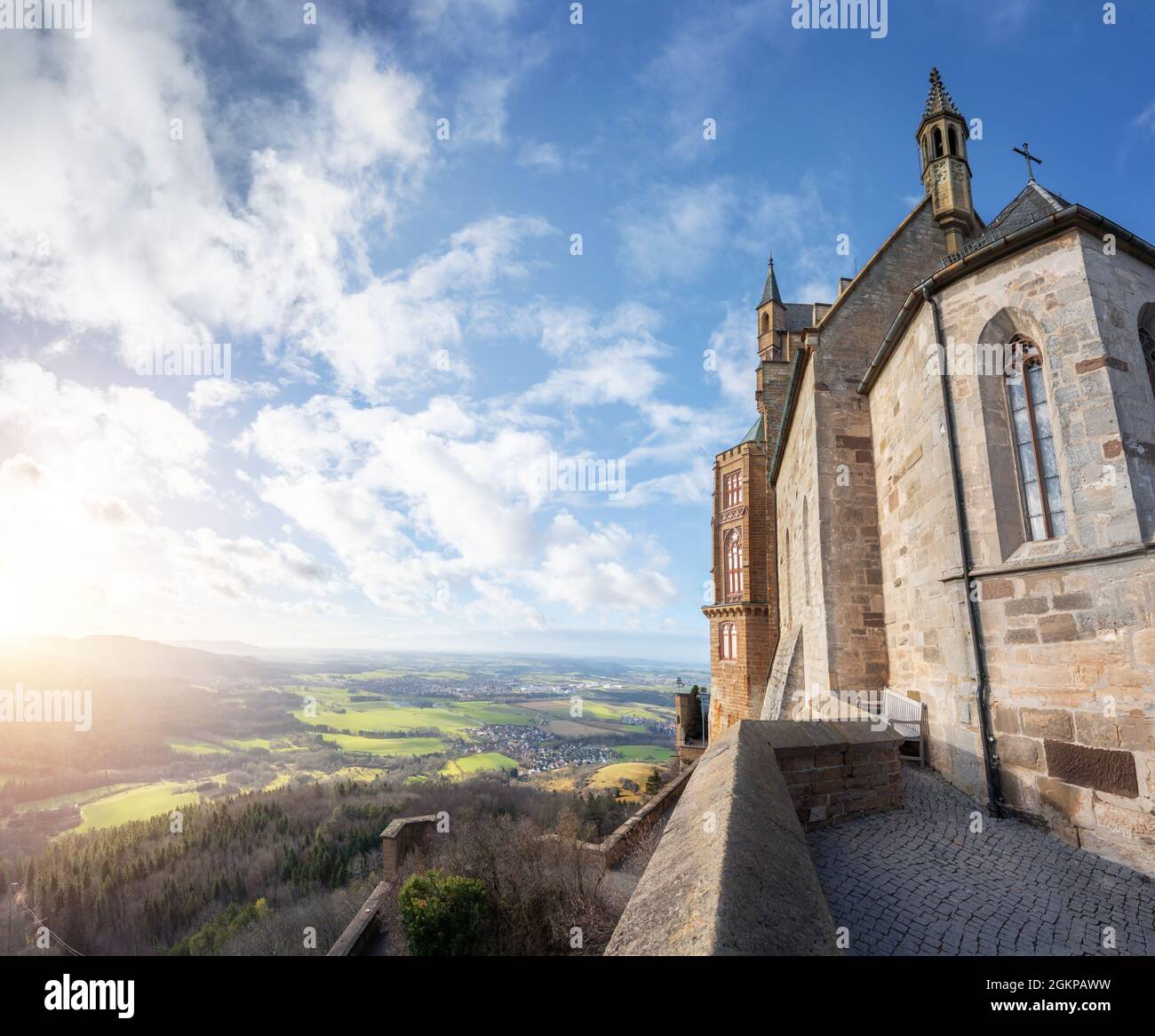 Schloss Hohenzollern und Luftaufnahme des Tales - Baden-Württemberg, Deutschland Stockfoto