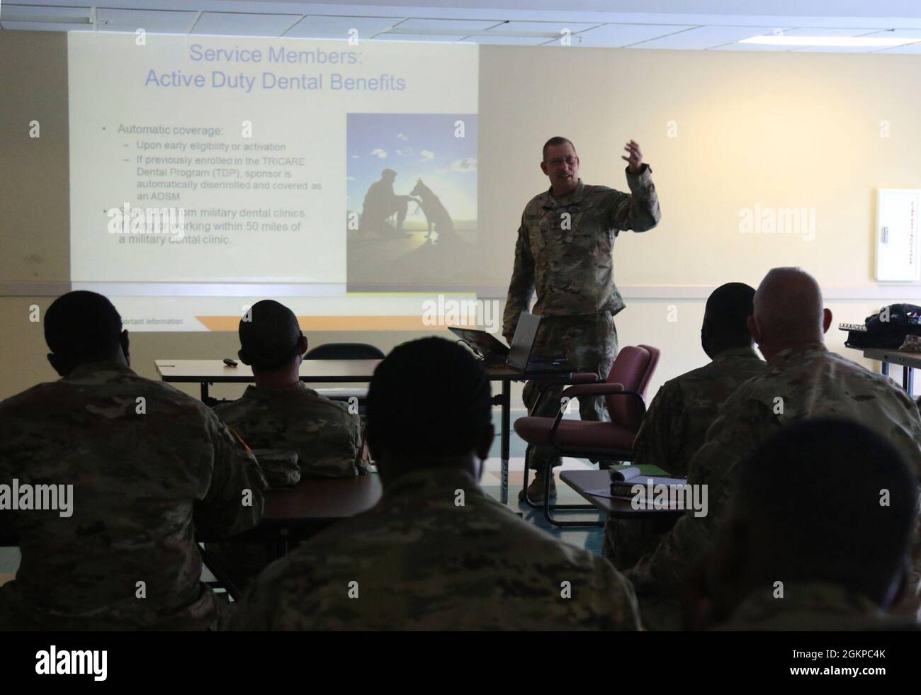 U.S. Army Master Sgt. Donald L. Miller, Mobilisierung NCOIC mit dem 143rd Sustainment Command (Expeditionary), leitet während einer Soldier Readiness Processing-Veranstaltung am 11. Juni 2021 in Decatur, Georgia, eine Briefing für einige Mitglieder der 642. Regionalen Unterstützungsgruppe. Die Veranstaltung umfasste medizinische Vorführungen und die Überprüfung persönlicher Unterstützungsprogramme für Familien. Stockfoto