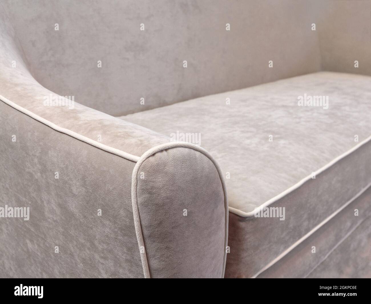 Armlehne auf einem weichen Sofa in hellem Ascherosa. Angenehm, ruhig und komfortabel. Stockfoto