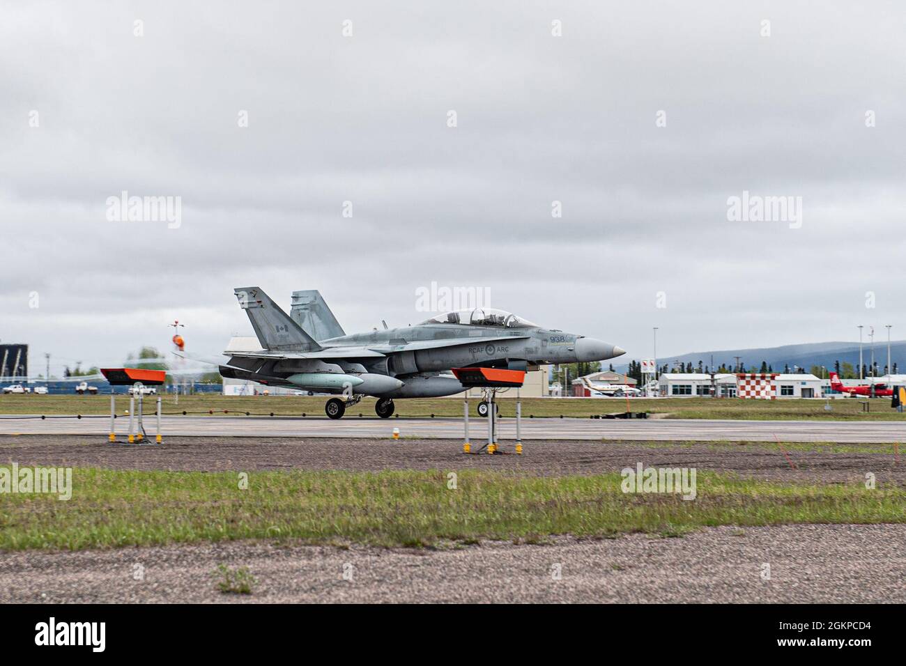 Royal Canadian Air Force CF-18 Hornet, ab 433 Tactical Fighter Squadron, Bagotville, kommt bei 5 Wing Goose Bay, Neufundland und Labrador an, für die NORAD-Übung Amalgam Dart 21-1, 12. Juni 2021. Übung Amalgam Dart wird vom 10. Bis 18. Juni 2021 laufen, wobei die Operationen in der gesamten Arktis von der Beaufort-See bis nach Thule, Grönland, reichen. Amalgam Dart 21-01 bietet NORAD die Möglichkeit, die kontinentalen Verteidigungsfähigkeiten zu verbessern, während kanadische und US-Streitkräfte in der Arktis zusammenarbeiten. NORAD, ein binationales kanadisches und amerikanisches Kommando, setzt ein Netzwerk von raumbasierten, Luft- und bodenbasierten Sensoren ein, Stockfoto