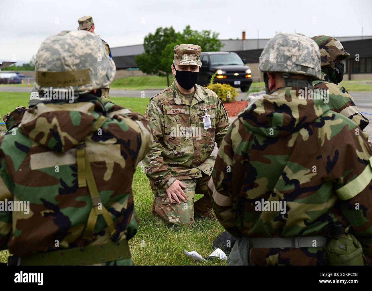 Chief Master Sgt. Robert Farrell, ein Mitarbeiter des Generalinspektors, der dem 105. Luftlift-Flügel zugewiesen ist, weist Airmen während einer groß angelegten Bereitschaftsübung auf der Stewart Air National Guard Base, NY, 12. Juni 2021 an. Stockfoto