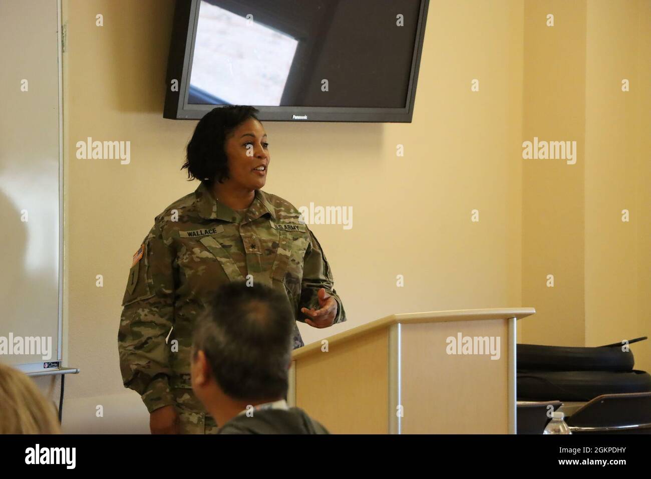 Brig. General Patricia Wallace, Kommandant General, 91. Training Division, bespricht die Operationen der US-Armee in einer Fort Hunter Liggett, Kalifornien, und unterrichtet die vom Arbeitgeber Support of the Guard and Reserve ausgewählten Arbeitgeber, die am 12. Juni 2021 an der Besichtigung des Boss-Aufzugs teilnehmen sollen. Wallace führt den Raum zu den 91. TD-Operationen an der FHL, einem kritischen Trainingsort an der Westküste für gemeinsame und internationale militärische Schulungen, durch. Stockfoto