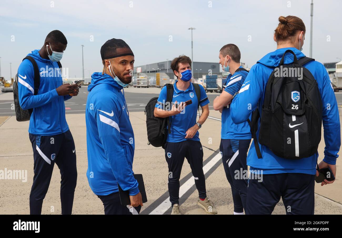 Genks Mark McKenzie, Genks Paul Onuachu, Genks Torwart Tobe Leysen, Genks Paul Onuachu und Genks Theo Bongonda bei der Ankunft von Belg Stockfoto