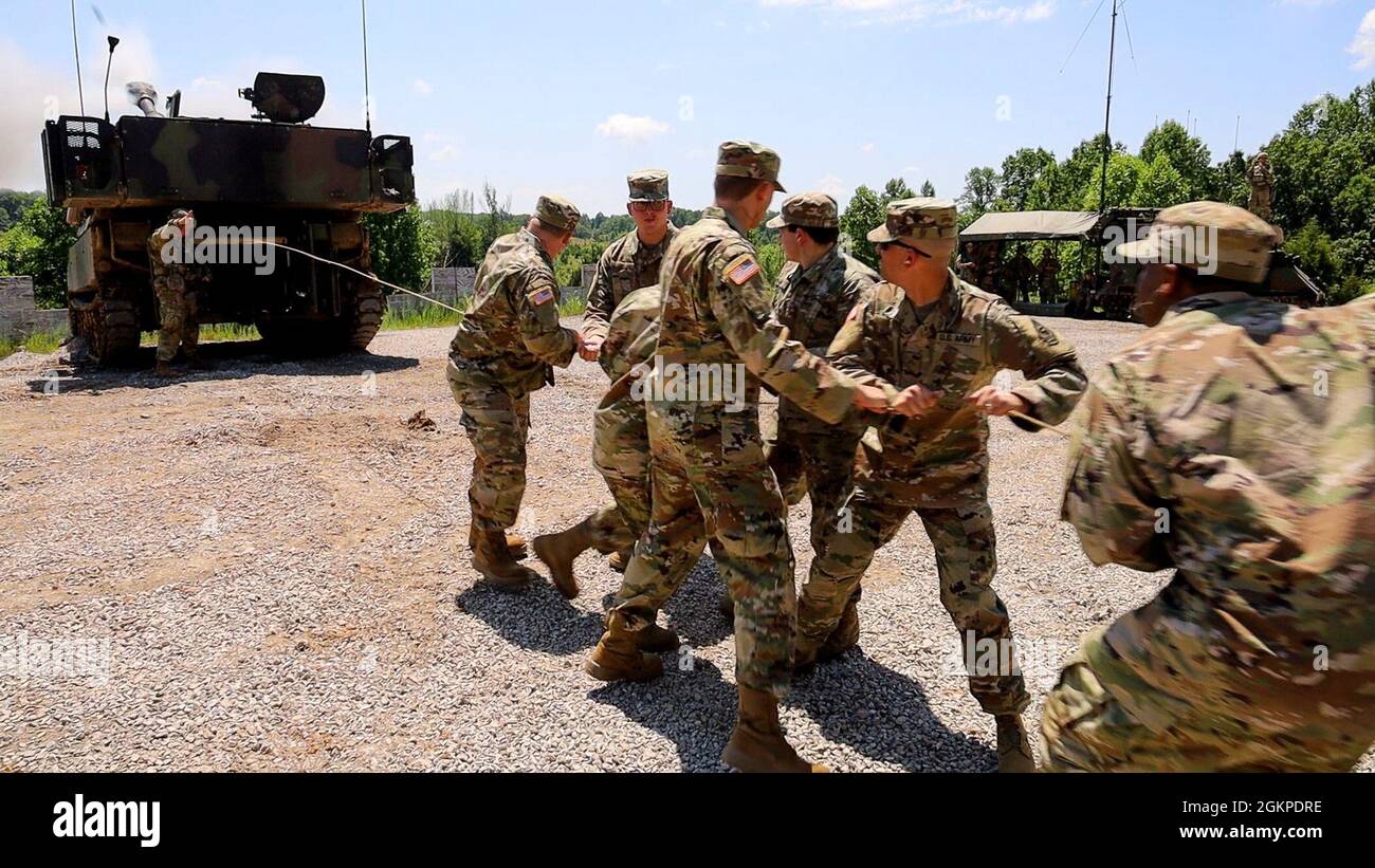 Soldaten des Recruit Sustainment Program (RSP) beobachteten Charlie Battery, 2./138th FA BN feuern Paladine in Ft. Knox 12. Juni 2021. Die Soldaten der RSP konnten auch die Paladine selbst nach einem kurzen Sicherheitsbrief feuern. Mehrere dieser Soldaten werden sich dem 2/138. Anschließen, sobald sie ihre erste Ausbildung abgeschlossen haben. Stockfoto