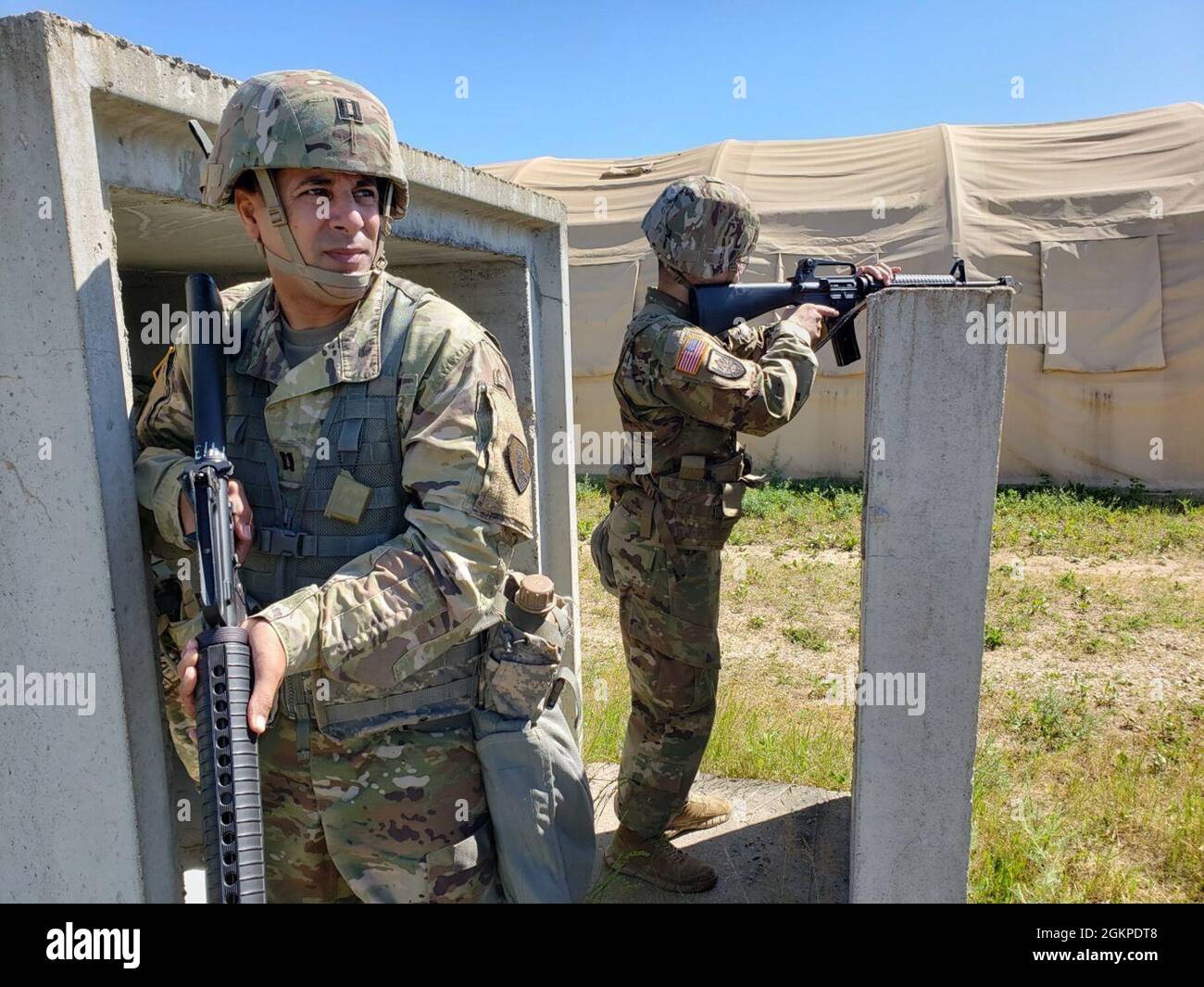 Soldaten der US-Armee verteidigen den taktischen Versammlungsbereich Freiheit von feindlichen Spielern während der WAREX 86-21-02 veranstaltet von der 86. Trainingsdivision, 5-19. Juni in Fort McCoy, Wis. Stockfoto