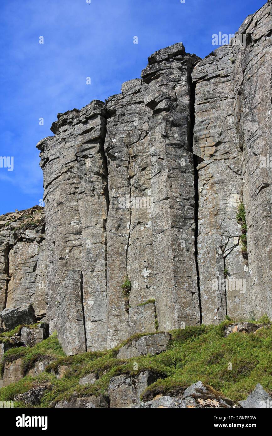 Dramatische sechseckige Basalt-Lavasäulen, Island Stockfoto