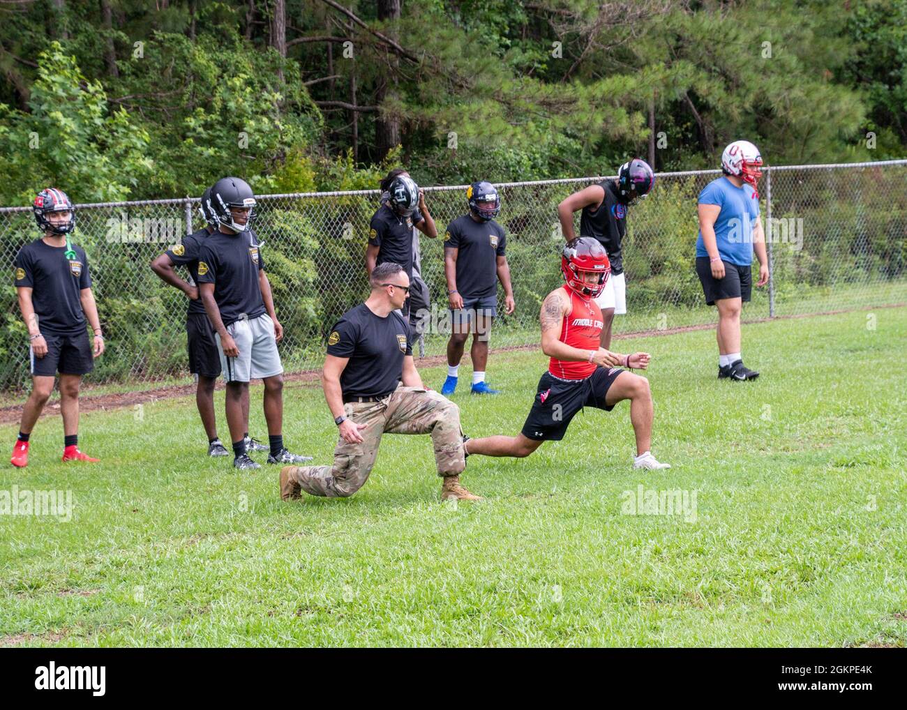 US Army Staff Sgt. Bruce Roberts, ein Rekrutierer, der dem North Carolina Army National Guard Recruiting & Retention Bataillon zugewiesen ist, führt während des Fußballspiels Clash on the Coast in Wilmington, North Carolina, am 12. Juni 2021 Aufwärmübungen mit einem Fußballspieler durch. Das NCARNG ist ein „Always Ready“-Team aus Bürgersoldaten mit den verfügbaren Möglichkeiten, die Fähigkeiten und das Selbstvertrauen einer Person zu verbessern. Wenn Sie daran interessiert sind, ein Teil unseres Teams zu sein, besuchen Sie iGUARDNC.COM, NATIONALGUARD.COM oder 1-800-GO-GUARD. Stockfoto