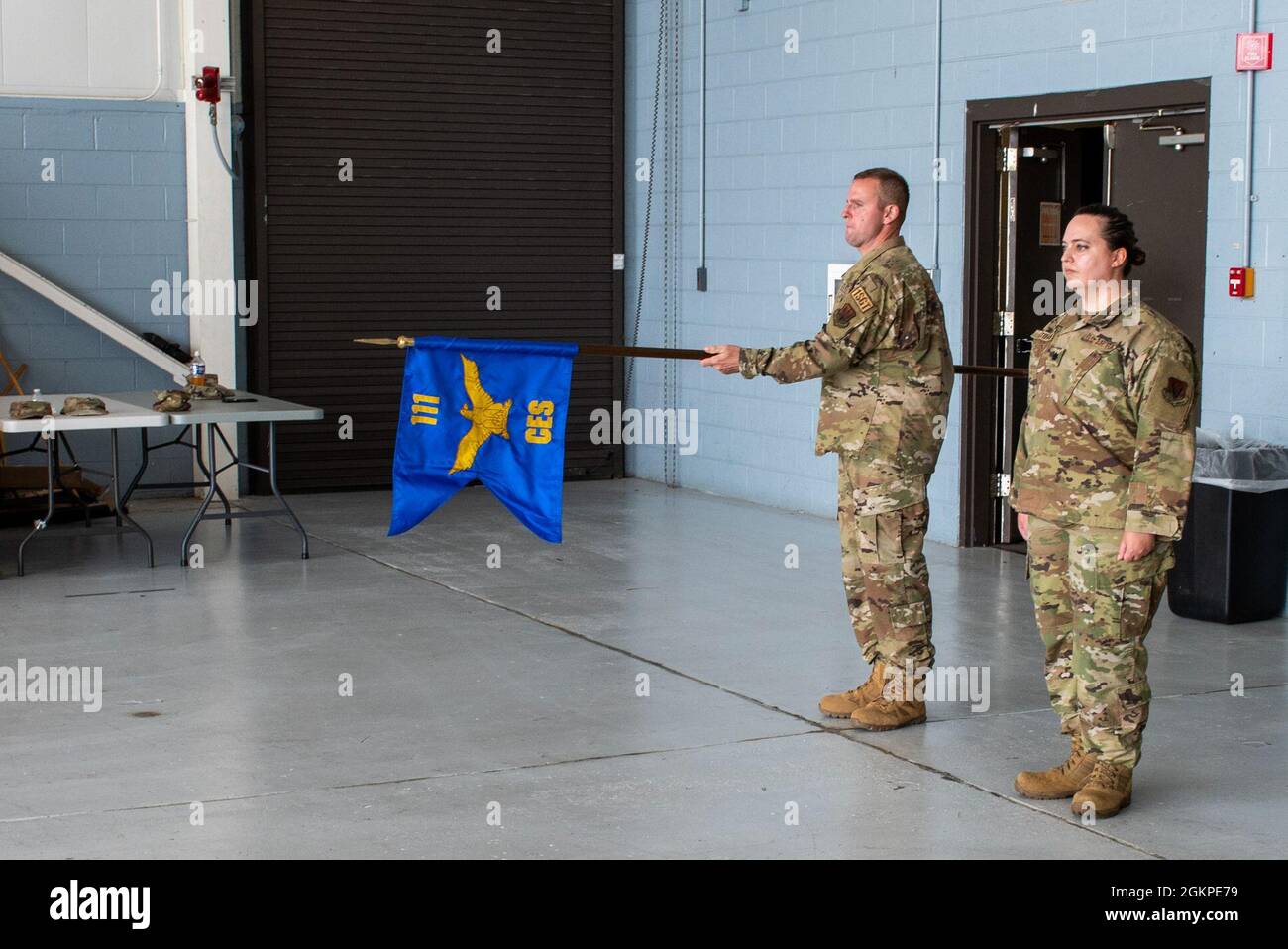 Pennsylvania Air National Guard, Meister Sgt. Andrew Oreo, erster Sergeant 111. Zivilingenieurgeschwader, entfaltet die 111. CES-Führung während der 111. Zivilingenieurgeschwader-Reaktivierungszeremonie auf dem 111. Angriffsflügel, Biddle Air National Guard Base, 12. Juni 2021. Die 111. CES wurde nach einer 13-jährigen Pause wieder aktiviert, während dieser Zeit wurden drei Techniker mit der Wartung der mehr als 700 Tausend Quadratmeter Grundbesitz beauftragt, als nur 245 Tausend Quadratmeter genehmigt wurden. Stockfoto