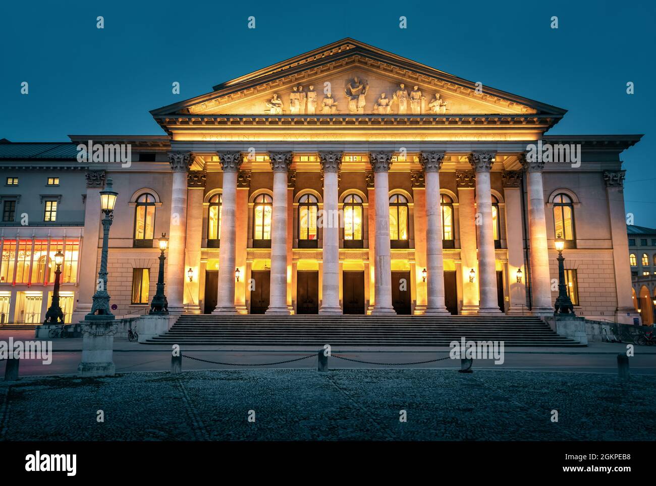 Bayerische Staatsoper am Max-Joseph-Platz bei Nacht - München, Bayern, Deutschland Stockfoto