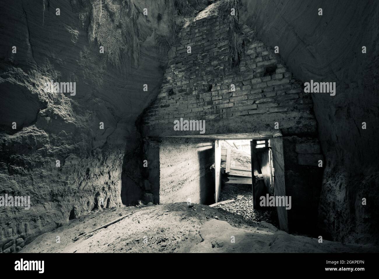 Ein alter verlassene Sandsteinkeller, eine versteckte Höhle im Wald, die in der Vergangenheit zur Lagerung genutzt wurde Stockfoto