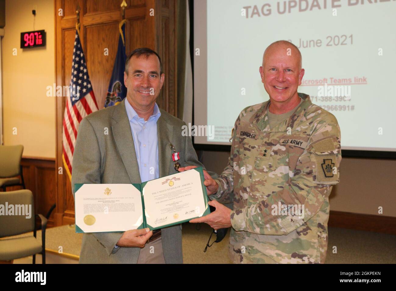 Rentner Brig. General David Wood (links) erhält die Distinguished Service Medal von Major General Mark Schindler, amtierender Adjutant General, Pennsylvania National Guard, 13. Juni 2021, In Fort Indiantown Gap, Pennsylvania. Nach 34 Jahren im Dienst trat Wood im März in den Ruhestand und war zuletzt als Direktor des gemeinsamen Stabs tätig, wo sein umfangreiches Wissen und seine Anleitung die Durchführung von Inlandsoperationen durch die Nationalgarde von Pennsylvania verbesserte, was dem Gemeinwohl zugute kam. Stockfoto