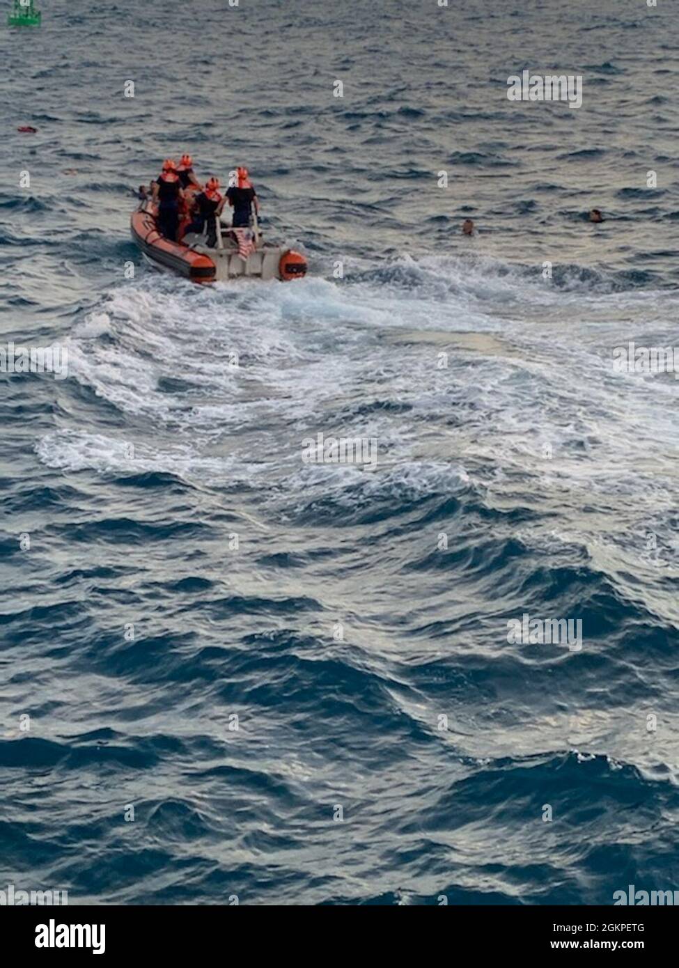 Eine über den Horizont hinausfahrende Bootscrew vom Küstenwachschneider Flying Fish rettet vier Menschen neben Boje 1 in Government Cut, Miami, 13. Juni 2021 aus dem Wasser. Die Bootsfahrer wurden gerettet, nachdem die Welle über die Rückseite ihres 18-Fuß-Bootes ging und kenterte. Stockfoto