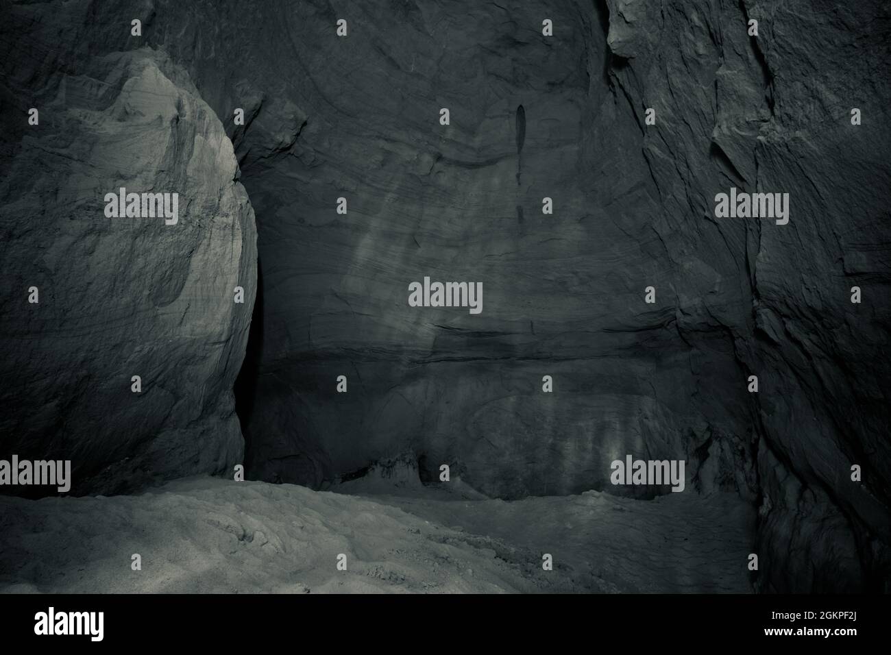 Ein alter verlassene Sandsteinkeller, eine versteckte Höhle im Wald, die in der Vergangenheit zur Lagerung genutzt wurde Stockfoto