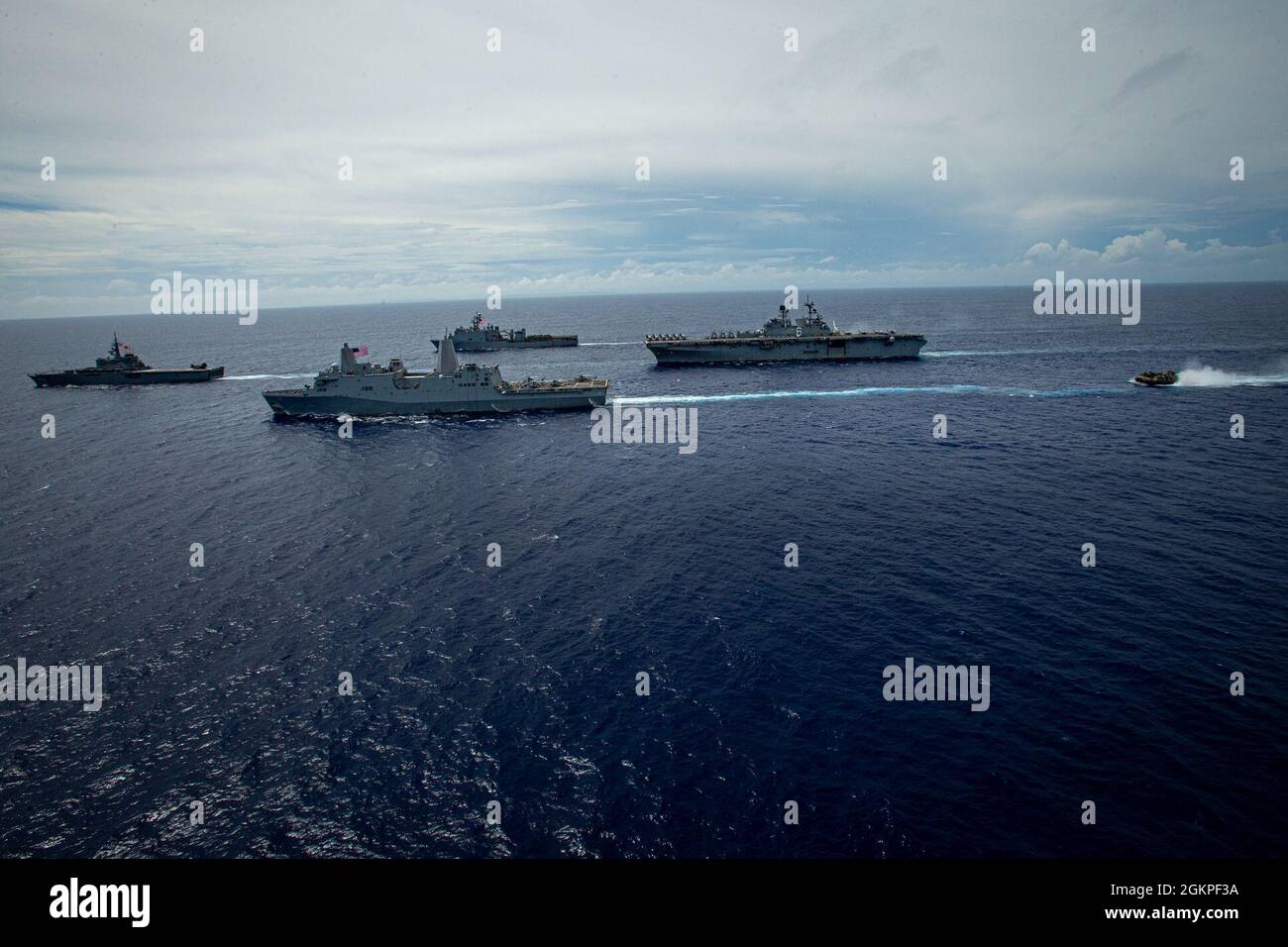 Schiffe der U.S. Navy America Amphibious Ready Group und der Japan Maritime Self Defense Force führen am 13. Juni 2021 eine bilaterale Übung im philippinischen Meer durch. Bilaterale Übungen zeigen außerdem die Befehlsgewalt, Kontrolle und Interoperabilität zwischen Verbündeten und verbessern die künftigen Operationen. Die 31. Marine Expeditionary Unit ist an Bord von Schiffen der America Amphibious Ready Group im Einsatzgebiet der 7. Flotte tätig, um die Interoperabilität mit Verbündeten und Partnern zu verbessern und als einsatzbereite Einsatztruppe zur Verteidigung von Frieden und Stabilität in der Indo-Pazifik-Region zu dienen. Stockfoto Schiffe der U.S. Navy America Amphibious Ready Group und der Japan Maritime Self Defense Force führen am 13. Juni 2021 eine bilaterale Übung im philippinischen Meer durch. Bilaterale Übungen zeigen außerdem die Befehlsgewalt, Kontrolle und Interoperabilität zwischen Verbündeten und verbessern die künftigen Operationen. Die 31. Marine Expeditionary Unit ist an Bord von Schiffen der America Amphibious Ready Group im Einsatzgebiet der 7. Flotte tätig, um die Interoperabilität mit Verbündeten und Partnern zu verbessern und als einsatzbereite Einsatztruppe zur Verteidigung von Frieden und Stabilität in der Indo-Pazifik-Region zu dienen. Stockfoto