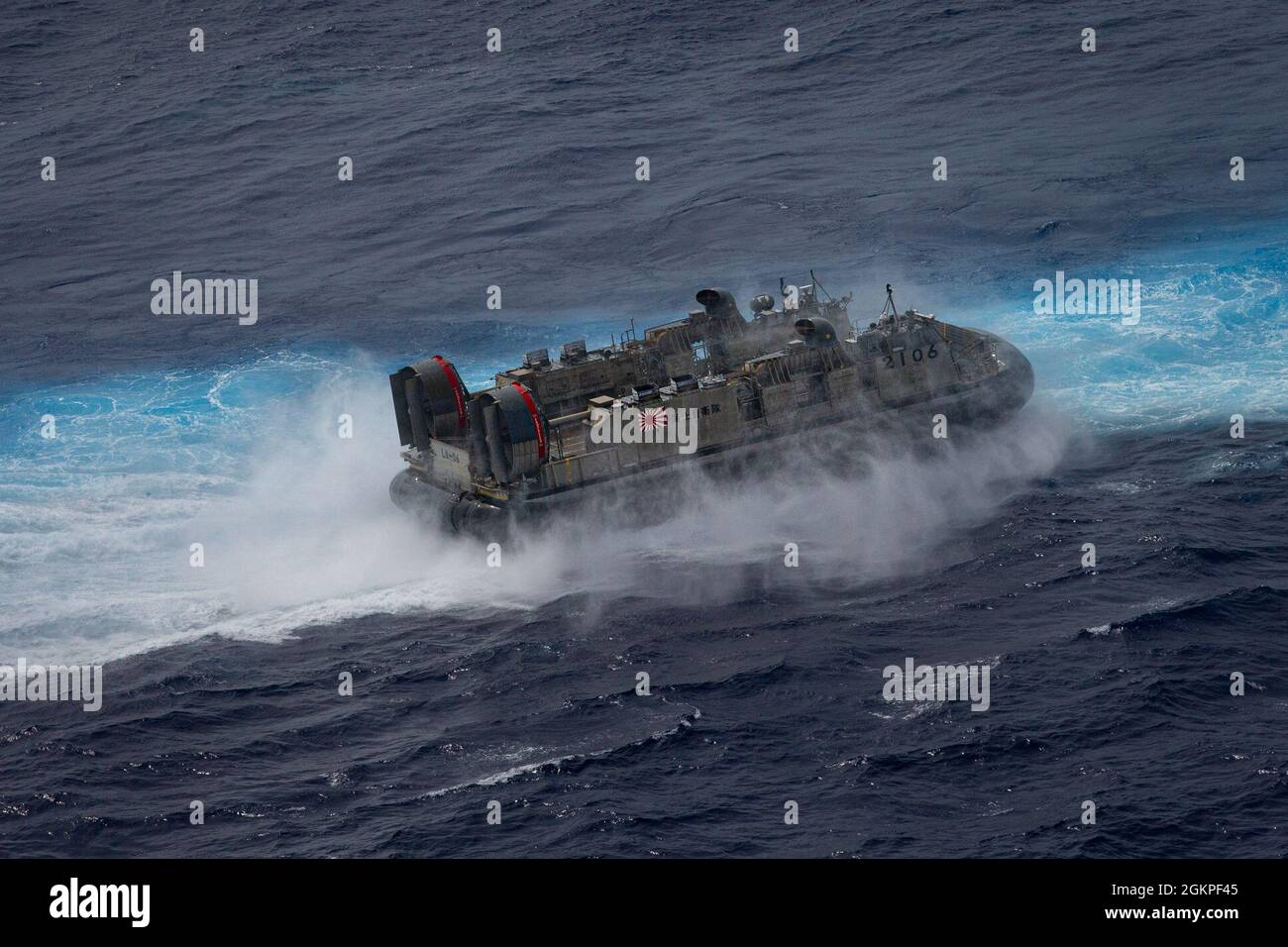 Ein Landungsschiff der japanischen Maritime Self Defense Force, Air Cushion, führt eine bilaterale Übung mit der US-Marine im philippinischen Meer durch, 13. Juni 2021. Bilaterale Übungen zeigen außerdem die Befehlsgewalt, Kontrolle und Interoperabilität zwischen Verbündeten und verbessern die künftigen Operationen. Die 31. Marine Expeditionary Unit ist an Bord von Schiffen der America Amphibious Ready Group im Einsatzgebiet der 7. Flotte tätig, um die Interoperabilität mit Verbündeten und Partnern zu verbessern und als einsatzbereite Einsatztruppe zur Verteidigung von Frieden und Stabilität in der Indo-Pazifik-Region zu dienen. Stockfoto Ein Landungsschiff der japanischen Maritime Self Defense Force, Air Cushion, führt eine bilaterale Übung mit der US-Marine im philippinischen Meer durch, 13. Juni 2021. Bilaterale Übungen zeigen außerdem die Befehlsgewalt, Kontrolle und Interoperabilität zwischen Verbündeten und verbessern die künftigen Operationen. Die 31. Marine Expeditionary Unit ist an Bord von Schiffen der America Amphibious Ready Group im Einsatzgebiet der 7. Flotte tätig, um die Interoperabilität mit Verbündeten und Partnern zu verbessern und als einsatzbereite Einsatztruppe zur Verteidigung von Frieden und Stabilität in der Indo-Pazifik-Region zu dienen. Stockfoto