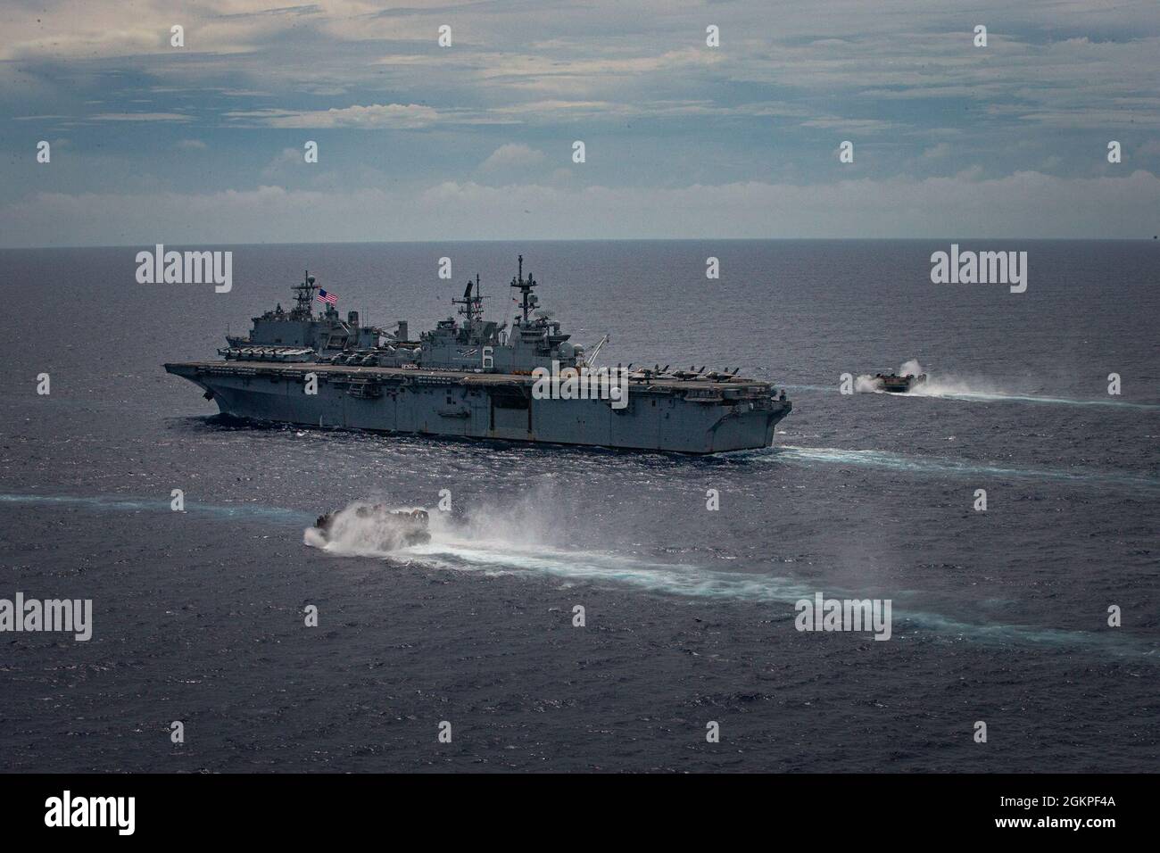 Schiffe der U.S. Navy America Amphibious Ready Group und der Japan Maritime Self Defense Force führen am 13. Juni 2021 eine bilaterale Übung im philippinischen Meer durch. Bilaterale Übungen zeigen weiterhin die Befehlskontrolle und Interoperabilität zwischen Verbündeten und verbessern schließlich zukünftige Operationen. Die 31. Marine Expeditionary Unit ist an Bord von Schiffen der America Amphibious Ready Group im Einsatzgebiet der 7. Flotte tätig, um die Interoperabilität mit Verbündeten und Partnern zu verbessern und als einsatzbereite Einsatztruppe zur Verteidigung von Frieden und Stabilität in der Indo-Pazifik-Region zu dienen. Stockfoto Schiffe der U.S. Navy America Amphibious Ready Group und der Japan Maritime Self Defense Force führen am 13. Juni 2021 eine bilaterale Übung im philippinischen Meer durch. Bilaterale Übungen zeigen weiterhin die Befehlskontrolle und Interoperabilität zwischen Verbündeten und verbessern schließlich zukünftige Operationen. Die 31. Marine Expeditionary Unit ist an Bord von Schiffen der America Amphibious Ready Group im Einsatzgebiet der 7. Flotte tätig, um die Interoperabilität mit Verbündeten und Partnern zu verbessern und als einsatzbereite Einsatztruppe zur Verteidigung von Frieden und Stabilität in der Indo-Pazifik-Region zu dienen. Stockfoto