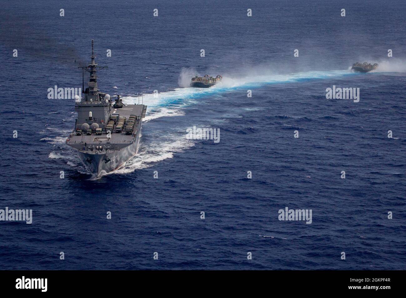 Die japanische Maritime Self Defense Force JDS Shimokita (LST 4002) führt eine bilaterale Übung mit der US-Marine im philippinischen Meer durch, 13. Juni 2021. Bilaterale Übungen zeigen außerdem die Befehlsgewalt, Kontrolle und Interoperabilität zwischen Verbündeten und verbessern die künftigen Operationen. Die 31. Marine Expeditionary Unit ist an Bord von Schiffen der America Amphibious Ready Group im Einsatzgebiet der 7. Flotte tätig, um die Interoperabilität mit Verbündeten und Partnern zu verbessern und als einsatzbereite Einsatztruppe zur Verteidigung von Frieden und Stabilität in der Indo-Pazifik-Region zu dienen. Stockfoto Die japanische Maritime Self Defense Force JDS Shimokita (LST 4002) führt eine bilaterale Übung mit der US-Marine im philippinischen Meer durch, 13. Juni 2021. Bilaterale Übungen zeigen außerdem die Befehlsgewalt, Kontrolle und Interoperabilität zwischen Verbündeten und verbessern die künftigen Operationen. Die 31. Marine Expeditionary Unit ist an Bord von Schiffen der America Amphibious Ready Group im Einsatzgebiet der 7. Flotte tätig, um die Interoperabilität mit Verbündeten und Partnern zu verbessern und als einsatzbereite Einsatztruppe zur Verteidigung von Frieden und Stabilität in der Indo-Pazifik-Region zu dienen. Stockfoto