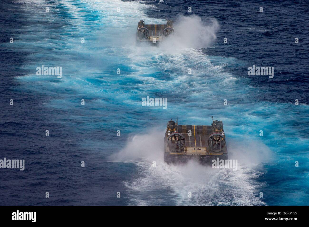 Japan Maritime Self Defense Force Landing Craft, Luftpolster Durchführung einer bilateralen Übung mit der US-Marine in der philippinischen See, 13. Juni 2021. Bilaterale Übungen zeigen außerdem die Befehlsgewalt, Kontrolle und Interoperabilität zwischen Verbündeten und verbessern die künftigen Operationen. Die 31. Marine Expeditionary Unit ist an Bord von Schiffen der America Amphibious Ready Group im Einsatzgebiet der 7. Flotte tätig, um die Interoperabilität mit Verbündeten und Partnern zu verbessern und als einsatzbereite Einsatztruppe zur Verteidigung von Frieden und Stabilität in der Indo-Pazifik-Region zu dienen. Stockfoto Japan Maritime Self Defense Force Landing Craft, Luftpolster Durchführung einer bilateralen Übung mit der US-Marine in der philippinischen See, 13. Juni 2021. Bilaterale Übungen zeigen außerdem die Befehlsgewalt, Kontrolle und Interoperabilität zwischen Verbündeten und verbessern die künftigen Operationen. Die 31. Marine Expeditionary Unit ist an Bord von Schiffen der America Amphibious Ready Group im Einsatzgebiet der 7. Flotte tätig, um die Interoperabilität mit Verbündeten und Partnern zu verbessern und als einsatzbereite Einsatztruppe zur Verteidigung von Frieden und Stabilität in der Indo-Pazifik-Region zu dienen. Stockfoto