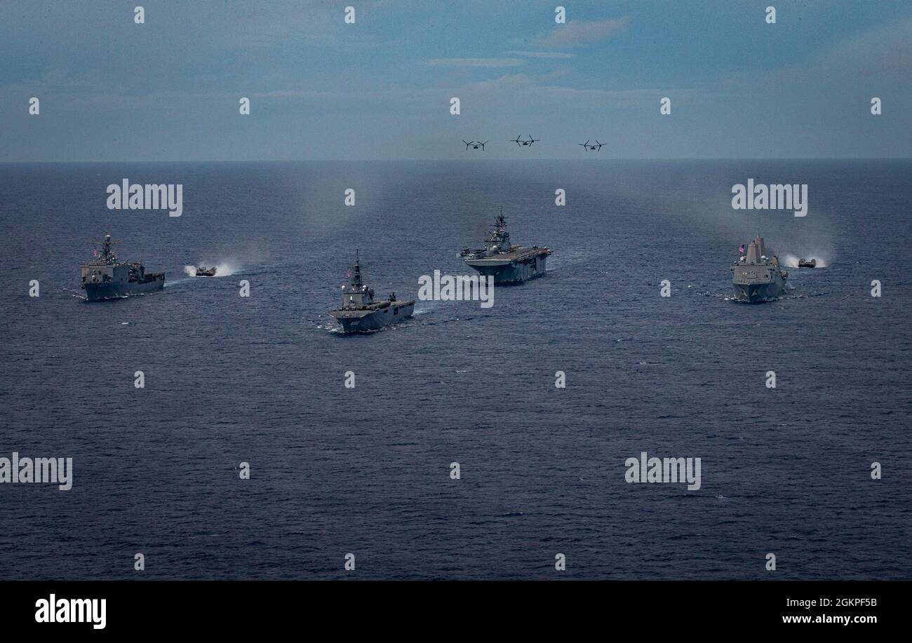Schiffe der U.S. Navy America Amphibious Ready Group, der Japan Maritime Self Defense Force und des Marine Corps MV-22B Ospreys führen zusammen mit der 31. Marine Expeditionary Unit (MEU) eine bilaterale Übung im philippinischen Meer durch, 13. Juni 2021. Bilaterale Übungen zeigen weiterhin die Befehlskontrolle und Interoperabilität zwischen Verbündeten und verbessern schließlich zukünftige Operationen. Die 31. MEU ist an Bord von Schiffen der America Amphibious Ready Group im Einsatzgebiet der 7. Flotte tätig, um die Interoperabilität mit Verbündeten und Partnern zu verbessern und als ready Response Force zur Verteidigung von Frieden und Stabilität zu dienen Stockfoto Schiffe der U.S. Navy America Amphibious Ready Group, der Japan Maritime Self Defense Force und des Marine Corps MV-22B Ospreys führen zusammen mit der 31. Marine Expeditionary Unit (MEU) eine bilaterale Übung im philippinischen Meer durch, 13. Juni 2021. Bilaterale Übungen zeigen weiterhin die Befehlskontrolle und Interoperabilität zwischen Verbündeten und verbessern schließlich zukünftige Operationen. Die 31. MEU ist an Bord von Schiffen der America Amphibious Ready Group im Einsatzgebiet der 7. Flotte tätig, um die Interoperabilität mit Verbündeten und Partnern zu verbessern und als ready Response Force zur Verteidigung von Frieden und Stabilität zu dienen Stockfoto