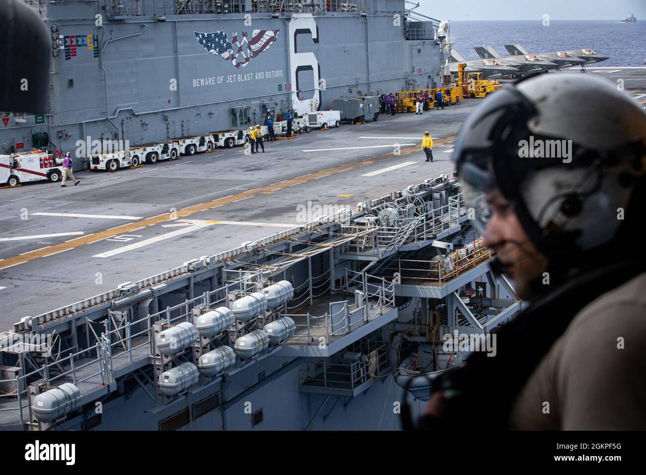 Schiffe der U.S. Navy America Amphibious Ready Group und der Japan Maritime Self Defense Force führen am 13. Juni 2021 eine bilaterale Übung im philippinischen Meer durch. Bilaterale Übungen zeigen außerdem die Befehlsgewalt, Kontrolle und Interoperabilität zwischen Verbündeten und verbessern die künftigen Operationen. Die 31. Marine Expeditionary Unit ist an Bord von Schiffen der America Amphibious Ready Group im Einsatzgebiet der 7. Flotte tätig, um die Interoperabilität mit Verbündeten und Partnern zu verbessern und als einsatzbereite Einsatztruppe zur Verteidigung von Frieden und Stabilität in der Indo-Pazifik-Region zu dienen. Stockfoto Schiffe der U.S. Navy America Amphibious Ready Group und der Japan Maritime Self Defense Force führen am 13. Juni 2021 eine bilaterale Übung im philippinischen Meer durch. Bilaterale Übungen zeigen außerdem die Befehlsgewalt, Kontrolle und Interoperabilität zwischen Verbündeten und verbessern die künftigen Operationen. Die 31. Marine Expeditionary Unit ist an Bord von Schiffen der America Amphibious Ready Group im Einsatzgebiet der 7. Flotte tätig, um die Interoperabilität mit Verbündeten und Partnern zu verbessern und als einsatzbereite Einsatztruppe zur Verteidigung von Frieden und Stabilität in der Indo-Pazifik-Region zu dienen. Stockfoto