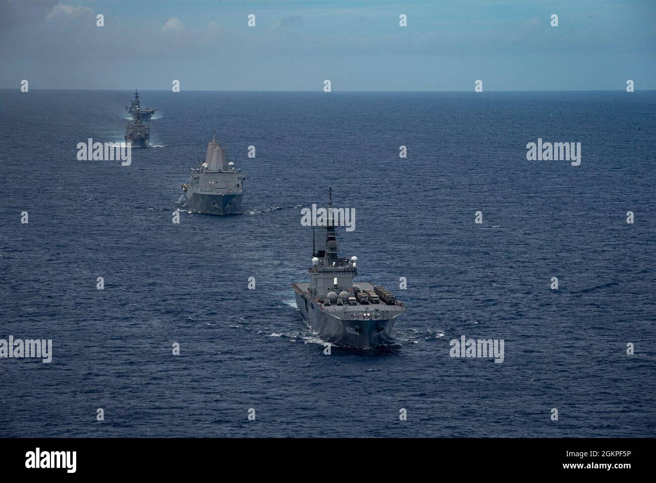 Schiffe der US Marine Corps America Amphibious Ready Group und der Japan Maritime Self Defense Force führen am 13. Juni 2021 eine bilaterale Übung im philippinischen Meer durch. Bilaterale Übungen zeigen außerdem die Befehlsgewalt, Kontrolle und Interoperabilität zwischen Verbündeten und verbessern die künftigen Operationen. Die 31. Marine Expeditionary Unit ist an Bord von Schiffen der America Amphibious Ready Group im Einsatzgebiet der 7. Flotte tätig, um die Interoperabilität mit Verbündeten und Partnern zu verbessern und als einsatzbereite Einsatztruppe zur Verteidigung von Frieden und Stabilität in der Indo-Pazifik-Region zu dienen. Stockfoto Schiffe der US Marine Corps America Amphibious Ready Group und der Japan Maritime Self Defense Force führen am 13. Juni 2021 eine bilaterale Übung im philippinischen Meer durch. Bilaterale Übungen zeigen außerdem die Befehlsgewalt, Kontrolle und Interoperabilität zwischen Verbündeten und verbessern die künftigen Operationen. Die 31. Marine Expeditionary Unit ist an Bord von Schiffen der America Amphibious Ready Group im Einsatzgebiet der 7. Flotte tätig, um die Interoperabilität mit Verbündeten und Partnern zu verbessern und als einsatzbereite Einsatztruppe zur Verteidigung von Frieden und Stabilität in der Indo-Pazifik-Region zu dienen. Stockfoto