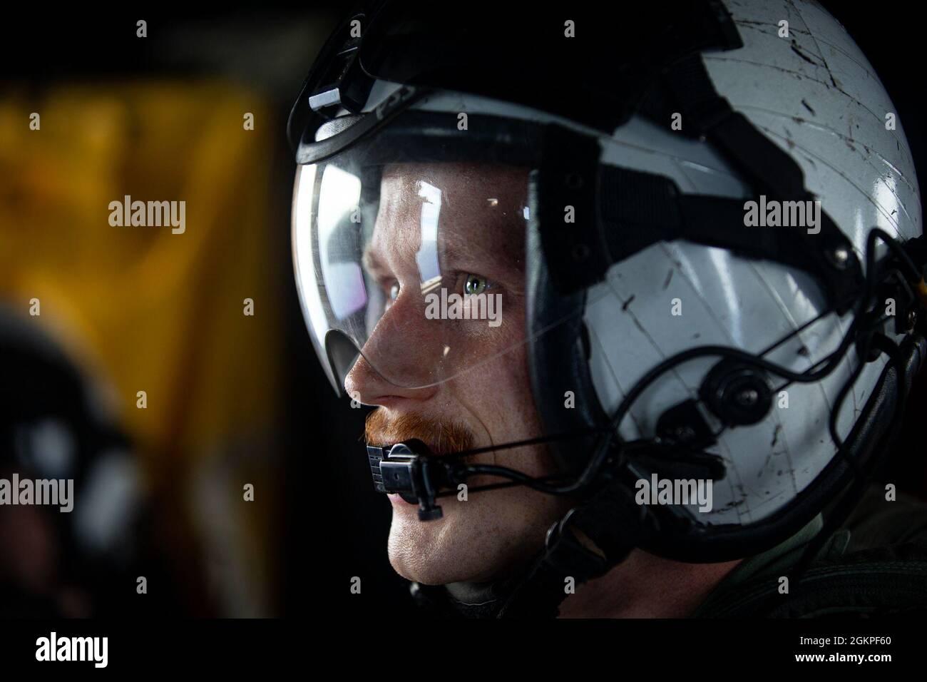 Preston Smith, ein US Navy Petty Officer der 2. Klasse, beobachtet mit dem Helicopter Sea Combat Squadron (HSC) 25 während einer bilateralen Übung zwischen Schiffen der America Amphibious Ready Group und der Japan Maritime Self Defense Force im philippinischen Meer, 13. Juni 2021, das philippinische Meer aus einem MH-60S Sea Hawk heraus. Bilaterale Übungen zeigen außerdem die Befehlsgewalt, Kontrolle und Interoperabilität zwischen Verbündeten und verbessern die künftigen Operationen. Die 31. Marine Expeditionary Unit, die an Bord von Schiffen der America Amphibious Ready Group im 7. Einsatzgebiet der Flotte arbeitet, um die Interoperabilität zu verbessern Stockfoto