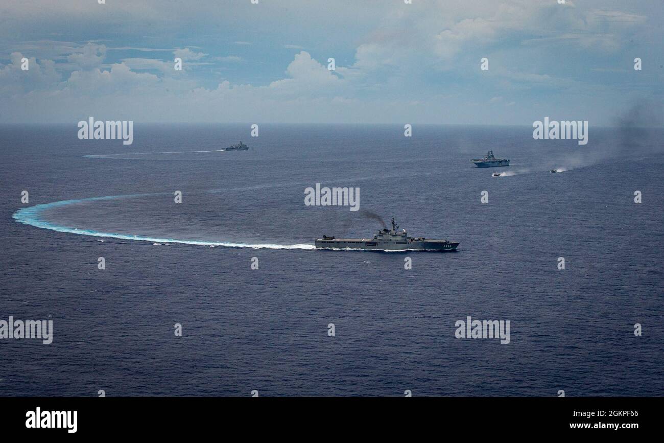 Schiffe der U.S. Navy America Amphibious Ready Group und der Japan Maritime Self Defense Force führen am 13. Juni 2021 eine bilaterale Übung im philippinischen Meer durch. Bilaterale Übungen zeigen weiterhin die Befehlskontrolle und Interoperabilität zwischen Verbündeten und verbessern schließlich zukünftige Operationen. Die 31. Marine Expeditionary Unit ist an Bord von Schiffen der America Amphibious Ready Group im Einsatzgebiet der 7. Flotte tätig, um die Interoperabilität mit Verbündeten und Partnern zu verbessern und als einsatzbereite Einsatztruppe zur Verteidigung von Frieden und Stabilität in der Indo-Pazifik-Region zu dienen. Stockfoto Schiffe der U.S. Navy America Amphibious Ready Group und der Japan Maritime Self Defense Force führen am 13. Juni 2021 eine bilaterale Übung im philippinischen Meer durch. Bilaterale Übungen zeigen weiterhin die Befehlskontrolle und Interoperabilität zwischen Verbündeten und verbessern schließlich zukünftige Operationen. Die 31. Marine Expeditionary Unit ist an Bord von Schiffen der America Amphibious Ready Group im Einsatzgebiet der 7. Flotte tätig, um die Interoperabilität mit Verbündeten und Partnern zu verbessern und als einsatzbereite Einsatztruppe zur Verteidigung von Frieden und Stabilität in der Indo-Pazifik-Region zu dienen. Stockfoto