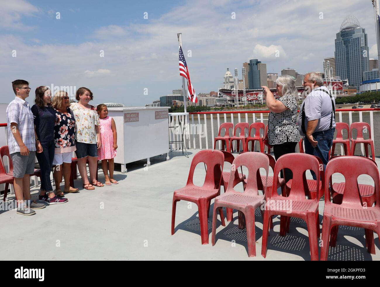 Mitglieder der PeniX-Familie machen Fotos während der Überlebenden Outreach Services Flussbootfahrt entlang des Ohio River in der Nähe von Cincinnati, Ohio, 13. Juni 2021. Die PeniX verlor ihren Sohn SPC. Nichola PeniX, der bei der Ohio National Guard diente. Etwa 300 Freunde und Familienmitglieder aus fünf Bundesstaaten genossen die Flussfahrt zusammen mit einem Essen, Musik und Spaß, die alle von Northern Kentucky's B&B Riverboats veranstaltet wurden. Der Tag soll die überlebenden Familienmitglieder der Mitglieder des Militärdienstes anerkennen, die ihr Leben zur Verteidigung unserer Nation hingegeben haben. Stockfoto