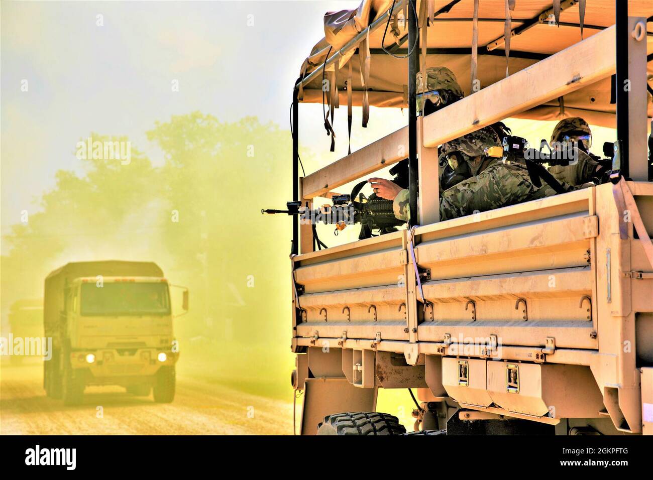 Soldaten der US-Army Reserve sichern mit dem 412. Theatre Engineer Command, Vicksburg, Mississippi, nach einem simulierten Gasangriff und einem feindlichen Feuer Konvoi-Aktiva am 13. Juni 2021 während des jährlichen Trainings bei der 86. Warrior Exercise (WAREX 86-21-02) in Fort McCoy, Die Schulung der Sicherheitsoperationen von Wisconvoy ermöglicht Soldaten die Entwicklung von Grundlagen in einer Multi-Domain-Umgebung. Stockfoto