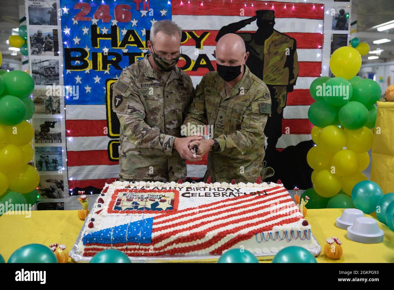 Australian Army Maj. General Chris Field, stellvertretender Kommandeur der Operationen bei der US Army Central und der US Army Brig. General Win Burkett, stellvertretender Kommandeur der Task Force Spartan General of Operations bei der 36. Infanterie-Division, Schnitt den Kuchen während einer Kuchenschneidezeremonie anlässlich des 246. Geburtstages der US-Armee in der Zone 2 Dining Facility, Camp Arifjan, Kuwait, 14. Juni 2021. Burkett sagte, er sei stolz darauf, Teil einer Organisation zu sein, die weltweit ein Leuchtfeuer der Freiheit war. Stockfoto