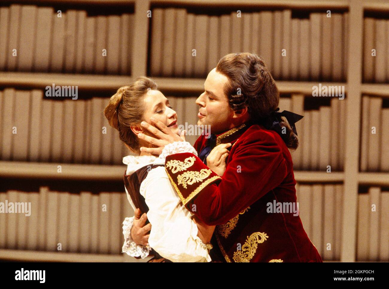 Alison Hagley (Susanna), Andreas Schmidt (Graf Almaviva) in LE NOZZE DI FIGARO an der Glyndebourne Festival Opera, East Sussex, England 28/05/1994 Musik: Wolfgang Amadeus Mozart Libretto: Lorenzo Da Ponte Leitung: Bernard Haitink Gestaltung: John Gunter Beleuchtung: Pat Collins Choreograph: Jenny Weston Regie: Stephen Medcalf Stockfoto