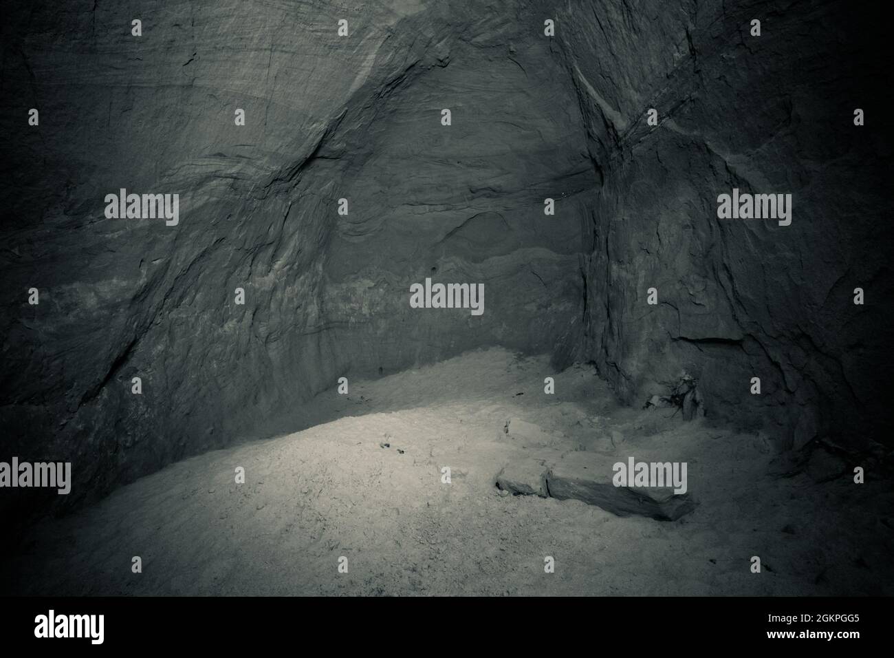 Ein alter verlassene Sandsteinkeller, eine versteckte Höhle im Wald, die in der Vergangenheit zur Lagerung genutzt wurde Stockfoto