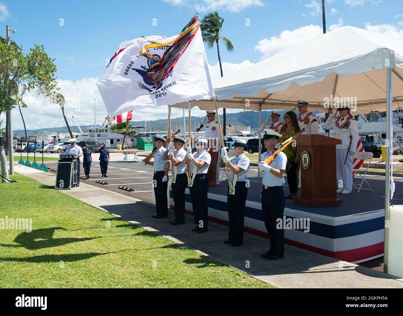 Die Besatzung des Küstenwache-Schneiters Kimball hält am 14. Juni 2021 eine Befehlswechselzeremonie auf der Küstenwache-Basis Honolulu ab. Während der Zeremonie entlastete Capt. Thomas D’Arcy Capt. Holly Harrison während des hinteren ADM. Den Vorsitz hatte Peter Gautier. Stockfoto