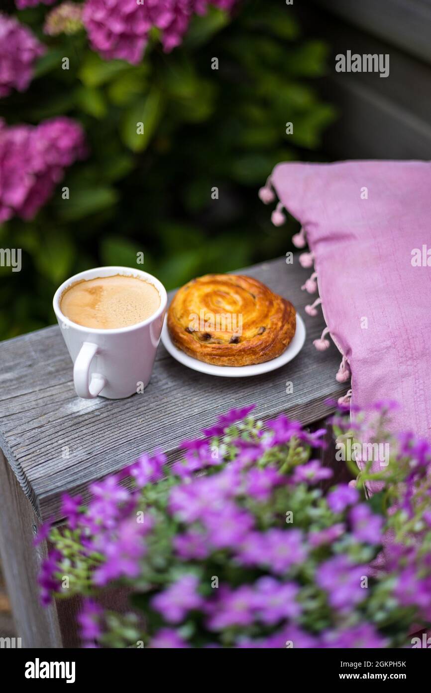 Kaffee mit Kuchen im Garten Stockfoto