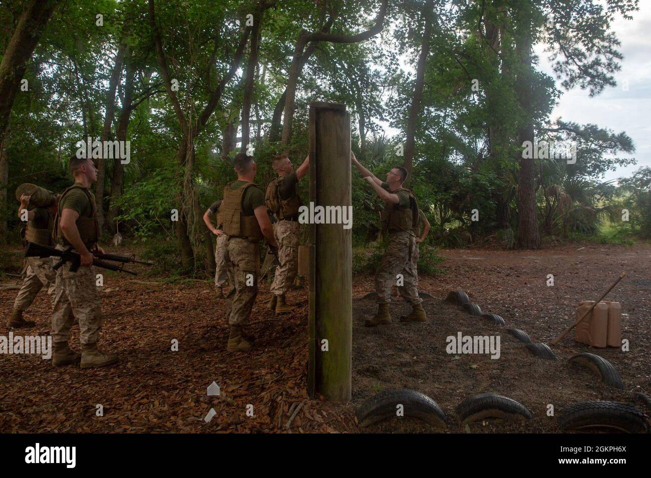 Marineinfanteristen und Seeleute, die an Bord der Marine Corps Air Station Beaufort stationiert sind, führen den Ausdauerkurs auf der Marine Corps Recruit Depot Parris Island durch. Der Ausdauerkurs ist ein anstrengende Strecke, die mehrere herausfordernde Hindernisse umfasst und Teamarbeit erfordert, um erfolgreich absolviert zu werden. Stockfoto