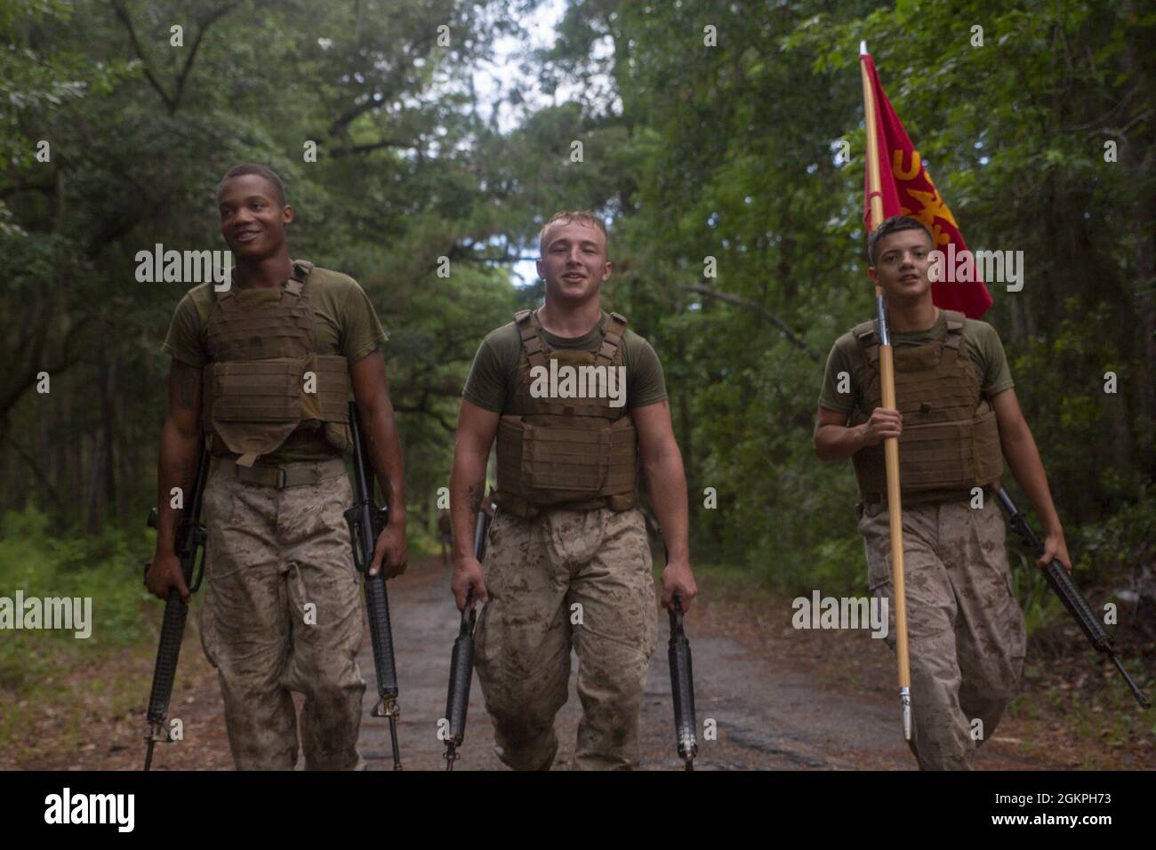 Marineinfanteristen und Seeleute, die an Bord der Marine Corps Air Station Beaufort stationiert sind, führen den Ausdauerkurs auf der Marine Corps Recruit Depot Parris Island durch. Der Ausdauerkurs ist ein anstrengende Strecke, die mehrere herausfordernde Hindernisse umfasst und Teamarbeit erfordert, um erfolgreich absolviert zu werden. Stockfoto