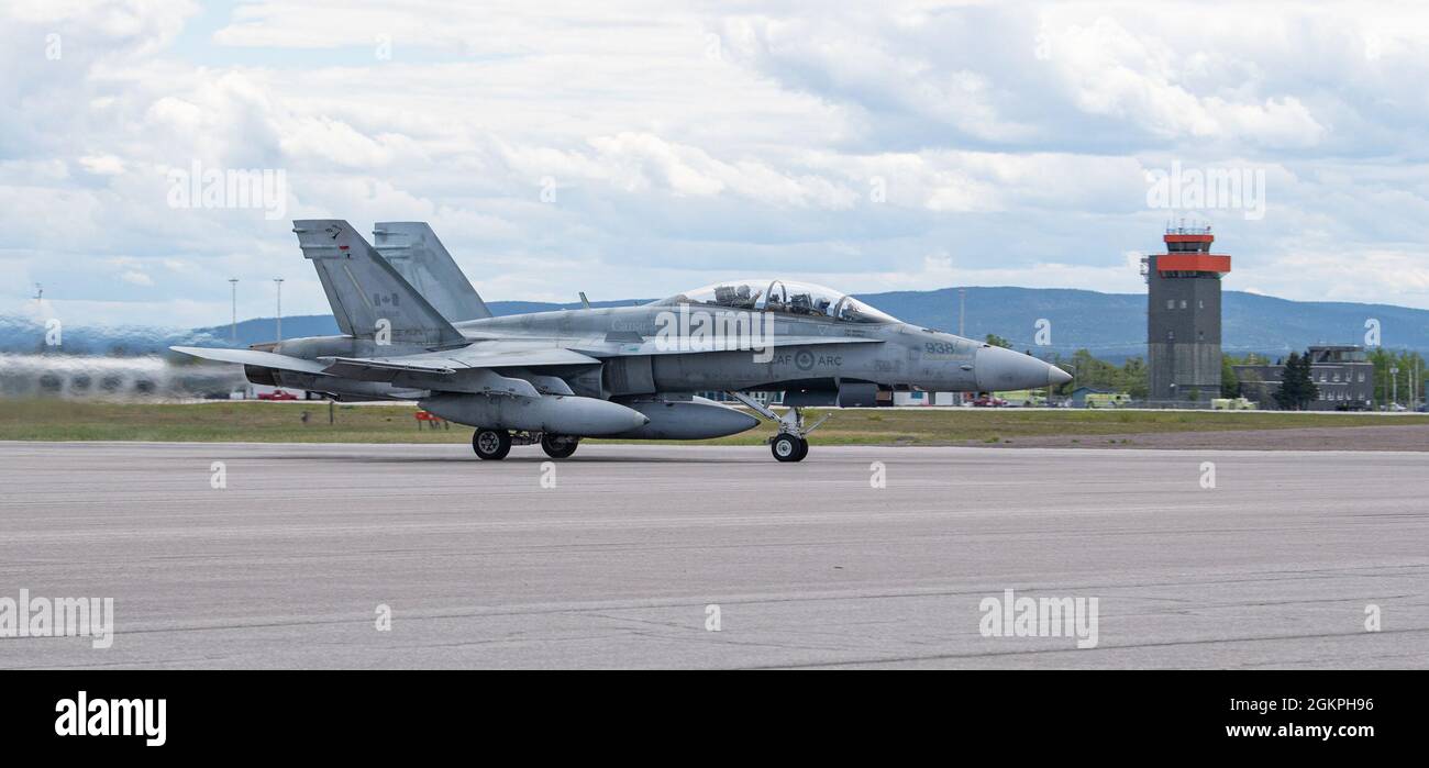 Royal Canadian Air Force Imagery Technician, Petty Officer, 2. Klasse, Rene Duguay von 3 Wing Imaging, Und Jagdpilot, Captain Graham Tuff von 433 Tactical Fighter Squadron, 3 Wing, Bagotville, bereiten sich auf den Start von 5 Wing Goose Bay, Neufundland und Labrador in einer Royal Canadian Air Force CF-18 Hornet vor, um Bilder für die NORAD-Übung Amalgam Dart 21 am 14. Juni 2021 aufzunehmen. Foto: Obergefreiter Meister Krista Blizzard, 5 Wing Imaging Stockfoto