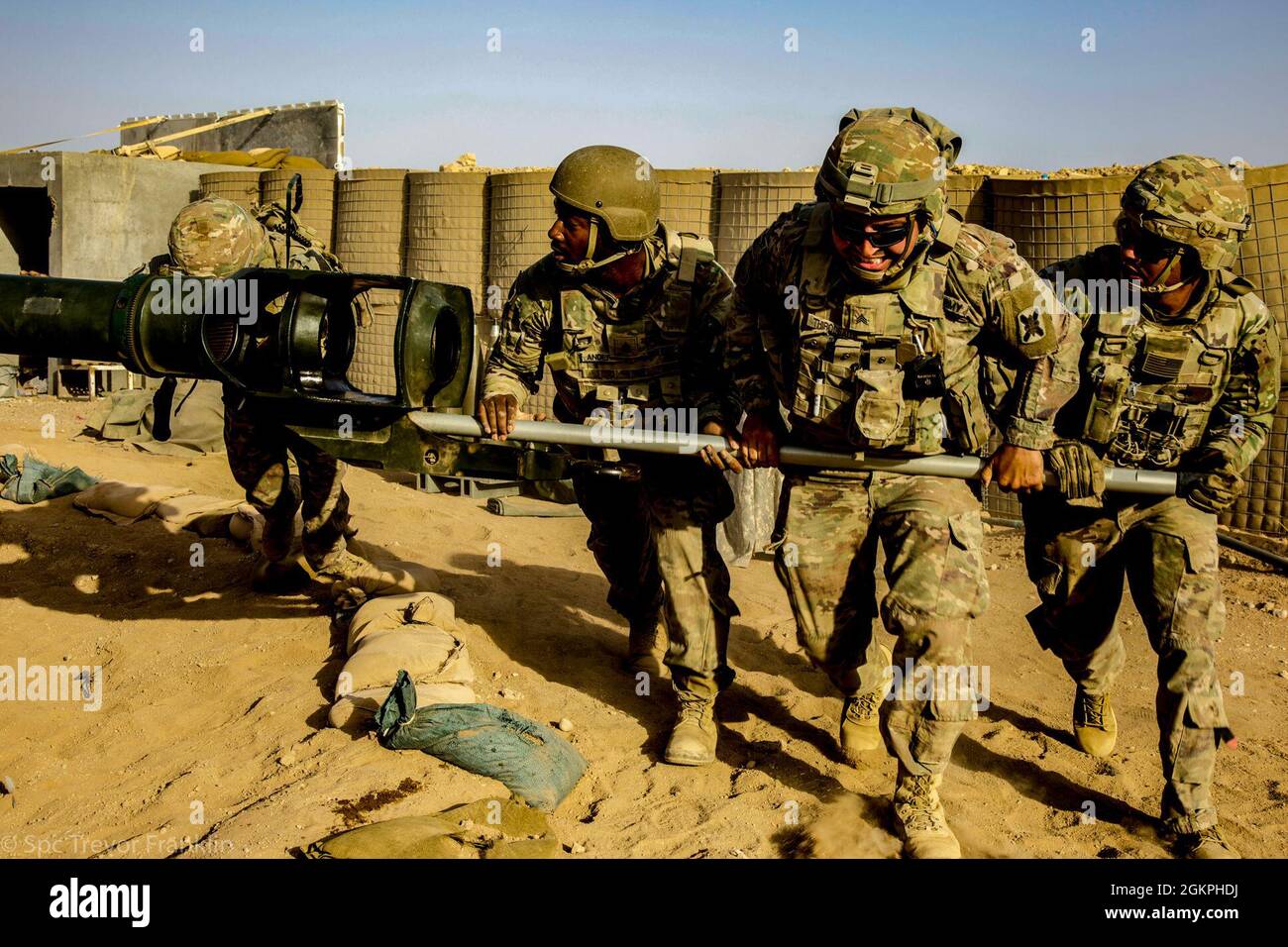 Soldaten der US-Armee, die der C/2-156th Infantry, 2nd PLT Charlie Battery/ 1-141 FA zugewiesen wurden, führen ein Mannschaftstraining auf einem M777-Howitzer bei MSS Conoco, Syrien, durch., 14. Juni 2021. Ziel der Mannschaftsschulung ist es, das Know-how der Sicherheitsoperationen in der Region zu validieren. Stockfoto