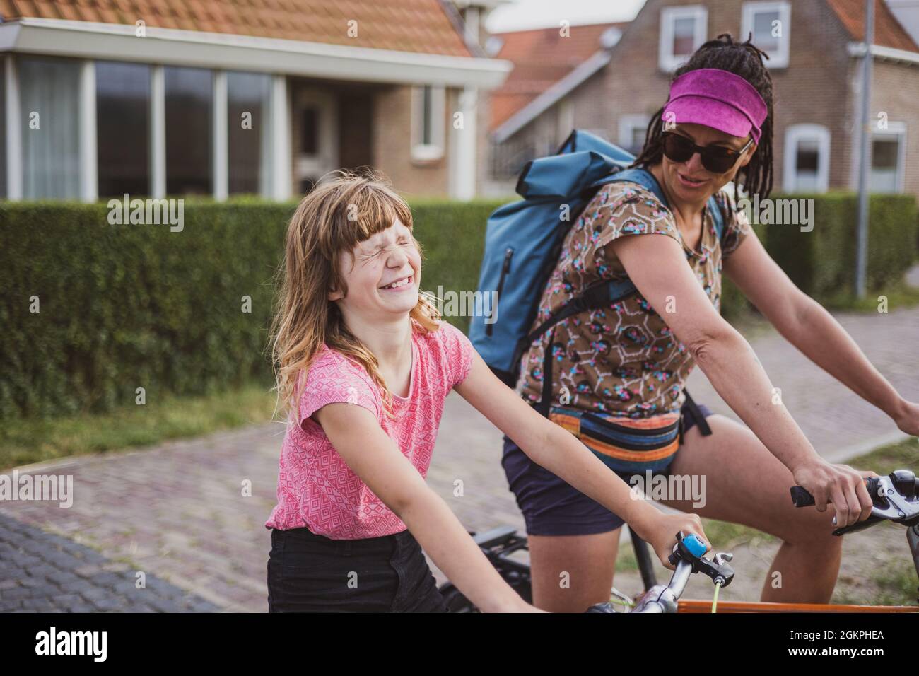 Mädchen mit ihrer Mutter auf Fahrrädern Stockfoto
