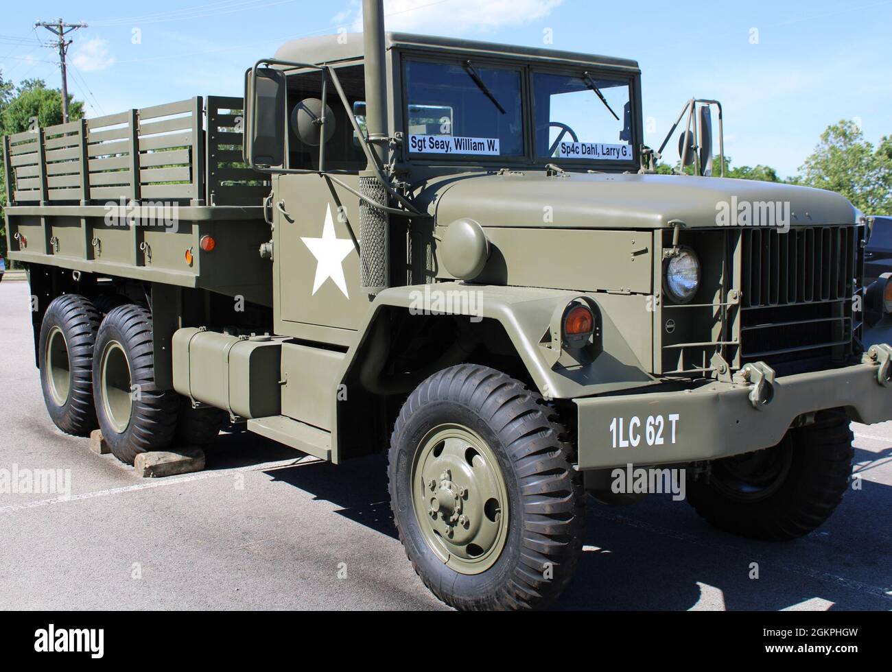 Der renovierte 2 1/2-Tonnen-Lkw M35A2 wird am 14. Juni vor dem Fowler Hall-Hauptquartier des 1st Theatre Sustainment Command in Fort Knox, Kentucky, enthüllt. Der neu renovierte LKW soll als Tribut an alle im Logistik-Korps dienen, die dieses gleiche LKW-Modell während des Vietnamkrieges verwendet haben. Stockfoto