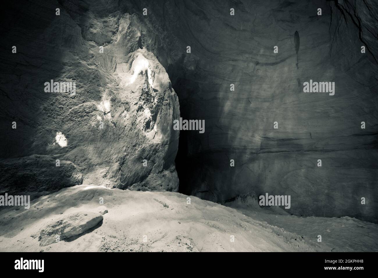Ein alter verlassene Sandsteinkeller, eine versteckte Höhle im Wald, die in der Vergangenheit zur Lagerung genutzt wurde Stockfoto