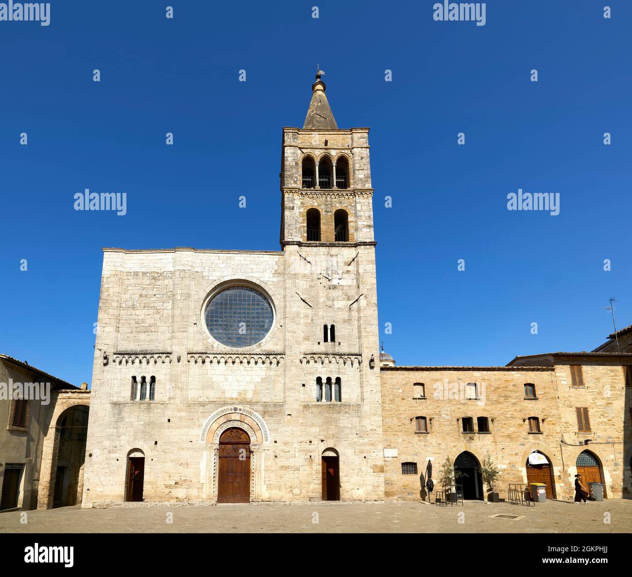 Bevagna Umbrien Italien. Kirche San Michele Arcangelo auf dem Platz San Silvestro Stockfoto