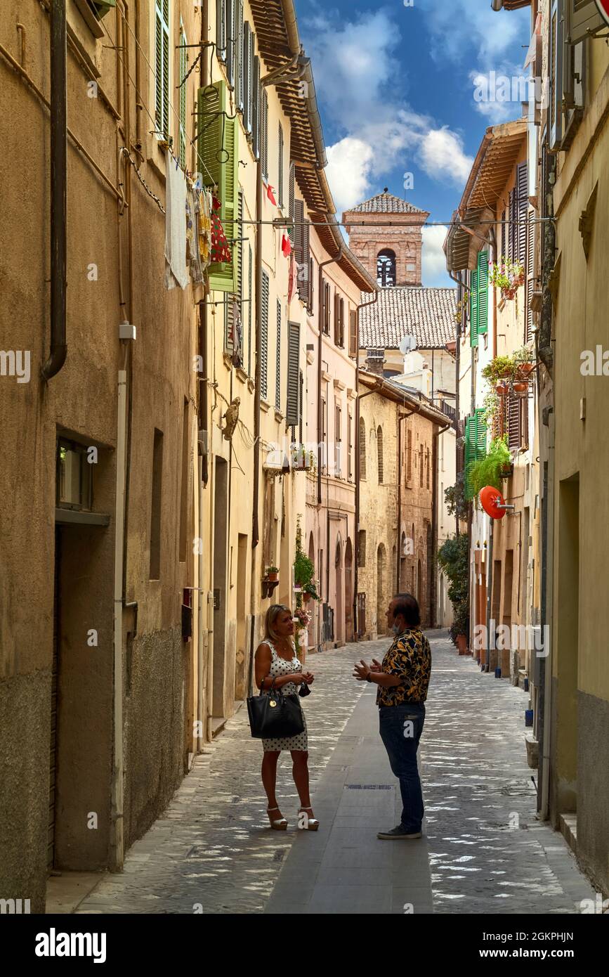 Foligno Umbria Italien. Gespräche in den Gassen der Altstadt Stockfoto
