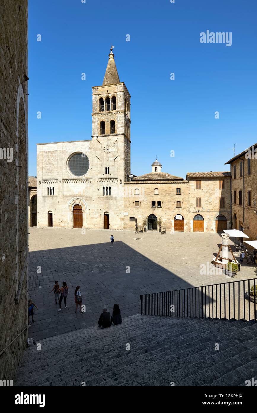 Bevagna Umbrien Italien. Kirche San Michele Arcangelo auf dem Platz San Silvestro Stockfoto