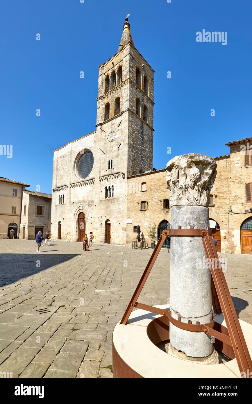 Bevagna Umbrien Italien. Kirche San Michele Arcangelo und römische Säule auf dem Platz San Silvestro Stockfoto